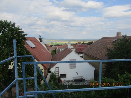 Výhled z terasy zahradního domku